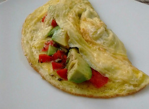 Una foto de Omelette de tomate y palta
