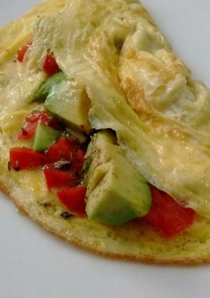 Una foto de Omelette de tomate y palta