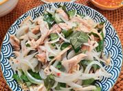 A picture of nộm gà hành tây