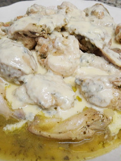 Una foto de Pollo con salsa de quesos