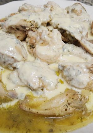 Una foto de Pollo con salsa de quesos