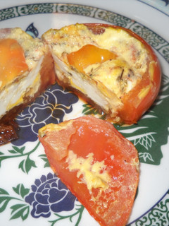 Una foto de Tomates rellenos con huevo (al horno)