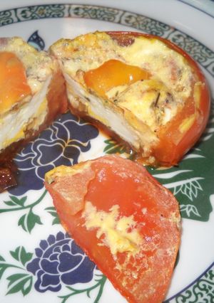 Una foto de Tomates rellenos con huevo (al horno)