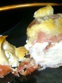 Una foto de Rollito de pollo y queso de cabra