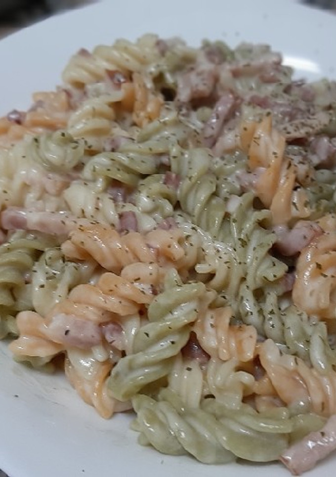 Una foto de Espirales con salsa de bacon y jamón