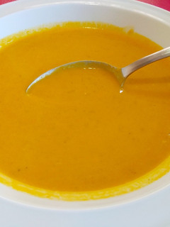 Una foto de Sopa crema de zapallo y zanahoria, espectacular!