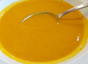 Una foto de Sopa crema de zapallo y zanahoria, espectacular!