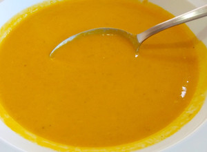 Una foto de Sopa crema de zapallo y zanahoria, espectacular!