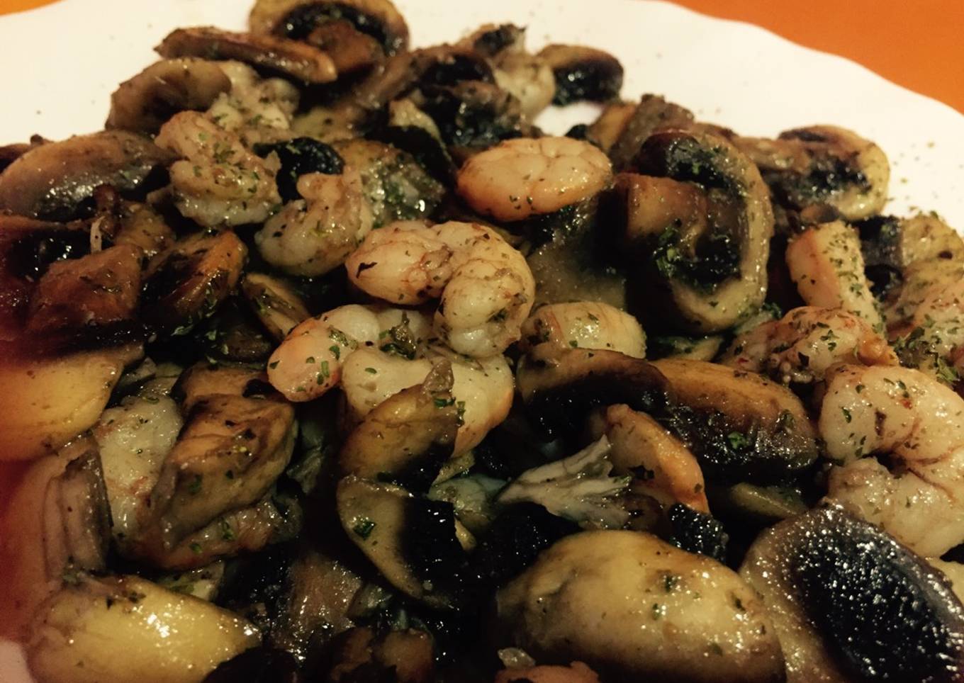 Salteado de champiñones al vino blanco y gambas