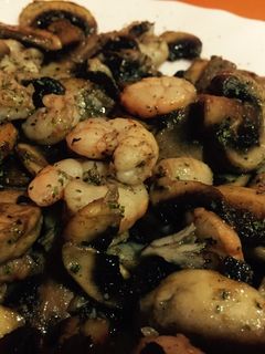 Una foto de Salteado de champiñones al vino blanco y gambas