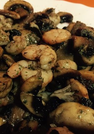 Una foto de Salteado de champiñones al vino blanco y gambas