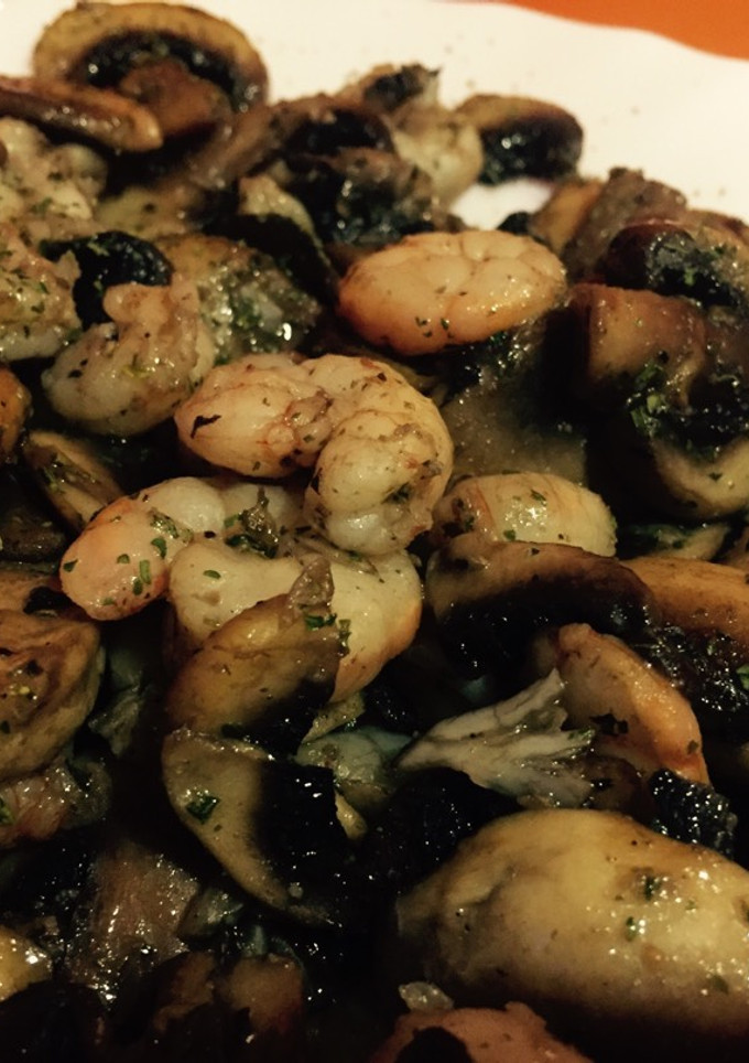 Una foto de Salteado de champiñones al vino blanco y gambas