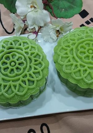Hình của món Bánh dẻo trà xanh nhân mè đen trứng muối.