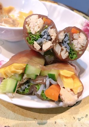 Hình của món Bánh tráng gạo lứt cuộn rau.