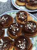Rollitos de canela cubiertos de chocolate