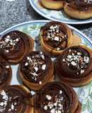 Rollitos de canela cubiertos de chocolate