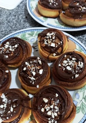 Una foto de Rollitos de canela cubiertos de chocolate