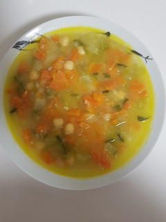 Una foto de Sopa de calabacín y zanahoria con garbanzos