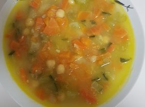 Foto principal de Sopa de calabacín y zanahoria con garbanzos
