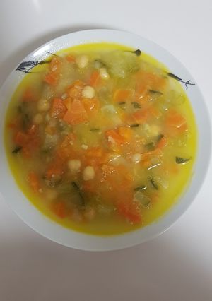 Una foto de Sopa de calabacín y zanahoria con garbanzos