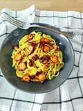 Spaghetti a la cúrcuma con crema de espárragos y pulpo al pimentón