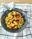 Spaghetti a la cúrcuma con crema de espárragos y pulpo al pimentón