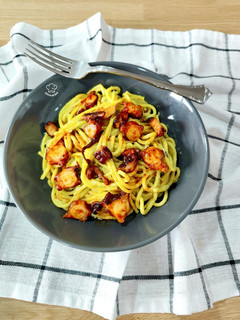 Una foto de Spaghetti a la cúrcuma con crema de espárragos y pulpo al pimentón