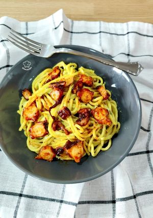 Una foto de Spaghetti a la cúrcuma con crema de espárragos y pulpo al pimentón