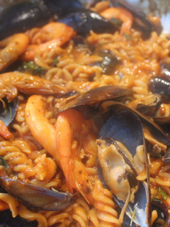 Una foto de Espirales rápidas con tomate frito, mejillones y gambas