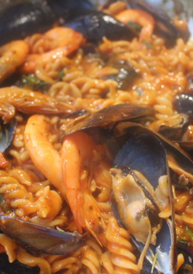 Una foto de Espirales rápidas con tomate frito, mejillones y gambas