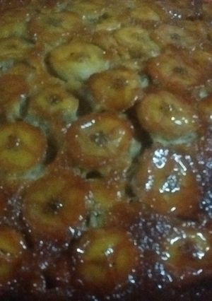 Una foto de Torta brillantina invertida de bananas