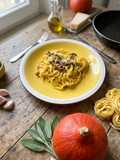 Tagliatelle con crema di zola, zucca e salsiccia