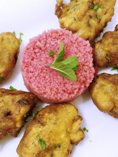 Una foto de Ancas de rana en tempura de hierbabuena con cuscús de remolacha