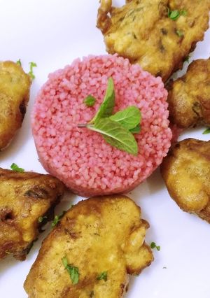 Una foto de Ancas de rana en tempura de hierbabuena con cuscús de remolacha