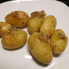 A picture of Roasted garlic potatoes.