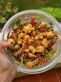 Ensalada de pasta con salsa de frutos rojos y crujiente de tofu