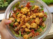 Una foto de tofu en ensalada