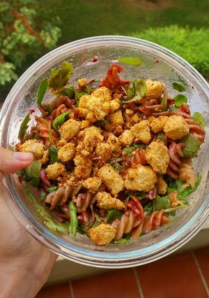 Una foto de Ensalada de pasta con salsa de frutos rojos y crujiente de tofu
