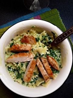 Spenótos tészta sült csirkemellel recept fotója