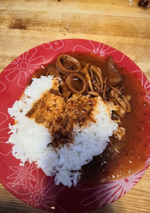 Una foto de Pota en salsa con arroz blanco