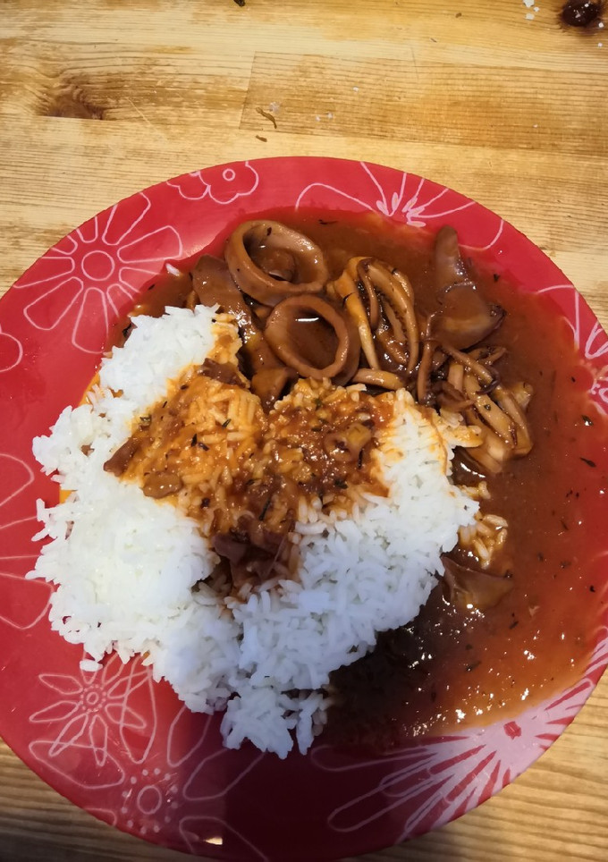 Una foto de Pota en salsa con arroz blanco