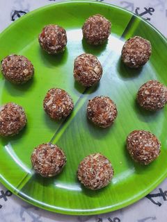 खजूर अंजीर ड्राई फ्रूट्स लड्डू रेसिपी मुख्य फोटो