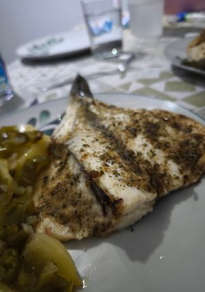 Una foto de Lubina al horno con guarnición!!
