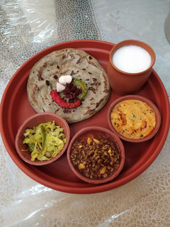 કાઠિયાવાડી દહીં તીખારી(Kathiyawadi Dahi Tikhari Recipe In Gujarati) રેસીપી મુખ્ય ફોટો