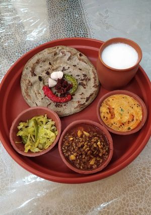 કાઠિયાવાડી દહીં તીખારી(Kathiyawadi Dahi Tikhari Recipe In Gujarati) રેસીપી મુખ્ય ફોટો