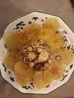 Una foto de Milhojas de pulpo y gulas