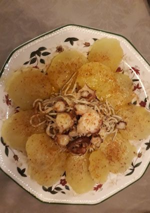 Una foto de Milhojas de pulpo y gulas