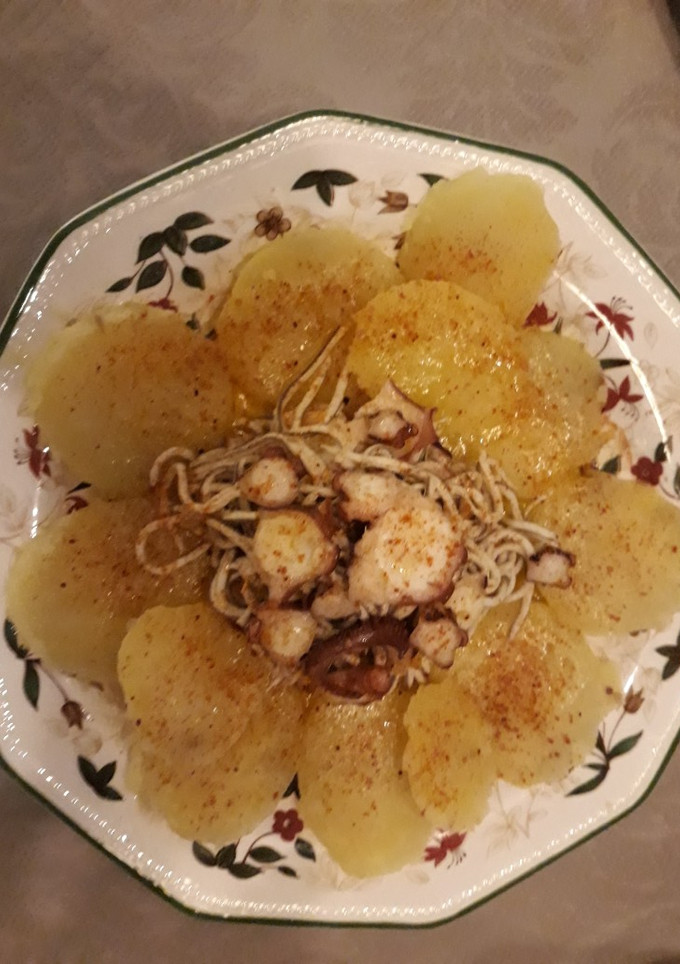 Una foto de Milhojas de pulpo y gulas