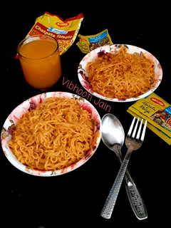 डबल मसाला मैगी विथ फ्रूटी (double masala maggi with frooti recipe in Hindi) रेसिपी मुख्य फोटो