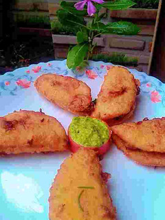 सूजी और आलू का क्रिस्पी नाश्ता (घुघरा) रेसिपी मुख्य फोटो